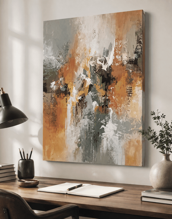 Pintura abstrata contemporânea Amálgama, em tons de terracota, ocre, cinza, bege, branco e preto, com texturas e pinceladas expressivas. Obra em tela sem moldura, apresentada em perspectiva lateral sobre uma escrivaninha de madeira, em um escritório moderno com decoração minimalista e iluminação natural.