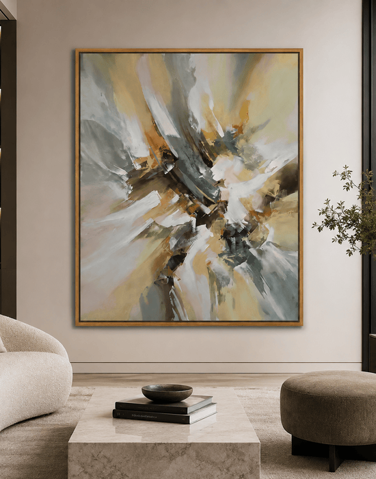 Quadro de arte abstrata Encontro, com pinceladas expressivas em tons de bege, branco, verde acinzentado e ocre, emoldurado em madeira e exposto na parede de uma sala contemporânea com sofá claro e decoração minimalista.