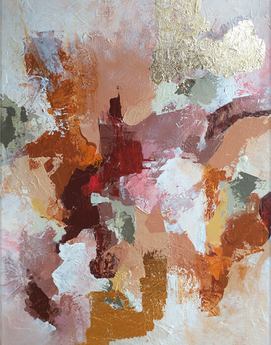 Detalhe da pintura abstrata Ígnea, destacando camadas de tinta, texturas em relevo e aplicações de folhas douradas, com contrastes entre terracota, vinho, rosa, branco e verde acinzentado.