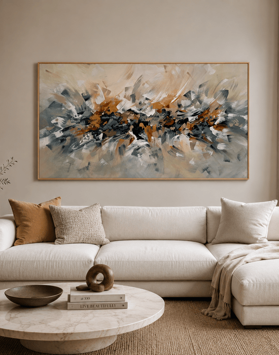 Arte para sala de estar com o quadro abstrato Marea na parede, destacando pinceladas em azul acinzentado, branco e ocre. Composição horizontal que harmoniza com sofá bege, mesa de mármore e decoração contemporânea em tons neutros.