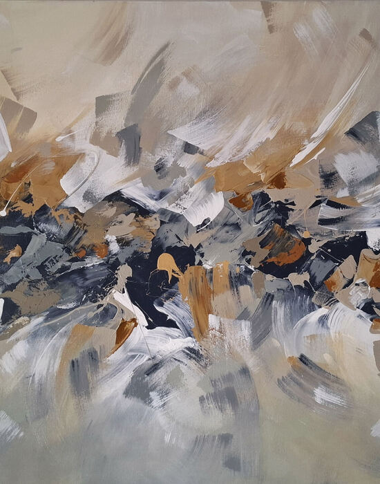 Pintura abstrata original Marea, em formato horizontal, com pinceladas amplas e sobreposições em tons de azul acinzentado, bege, branco e ocre. Composição expressiva com movimento concentrado na região central e contrastes de cores e texturas.