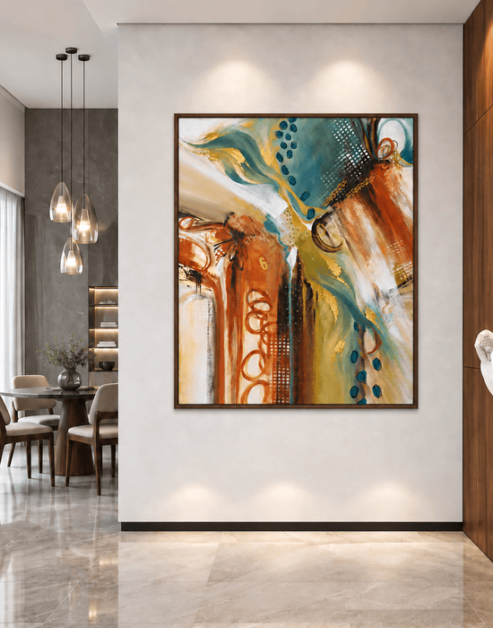 Quadro de arte abstrata Percursos, com pinceladas expressivas em azul-petróleo, terracota, ocre e branco, detalhes em dourado e moldura escura, em destaque na parede de um hall contemporâneo com iluminação sofisticada.